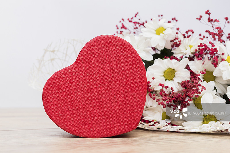 心形礼盒与花束图片素材