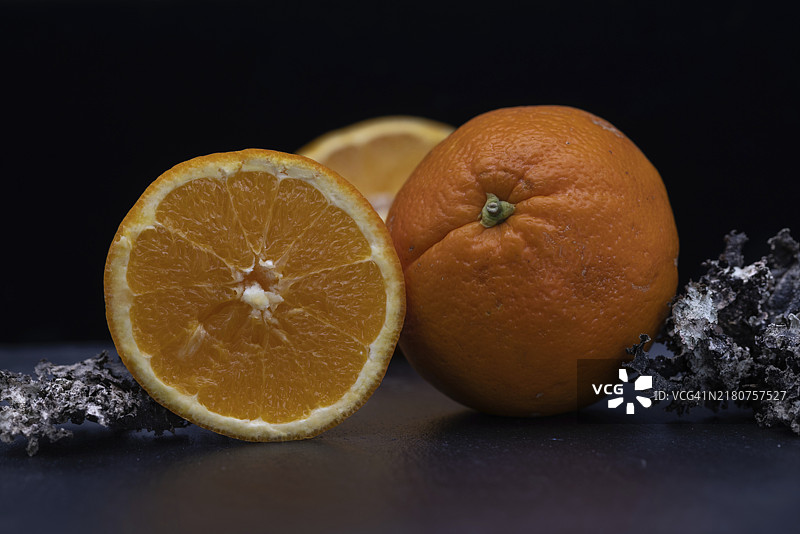 完整的和切半的橙子图片素材