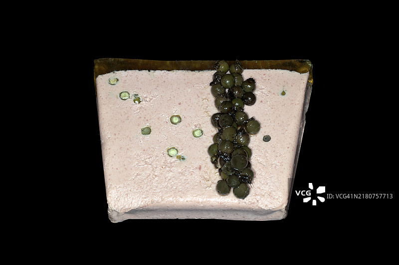 黑背景摄影：含冻胶和新鲜青椒的肝酱图片素材