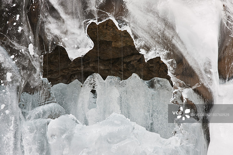加拿大落基山脉的冰冻瀑布图片素材