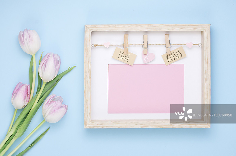 郁金香花爱之吻题词框图片素材
