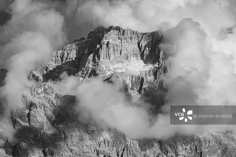 意大利多洛米蒂山脉克罗达马尔科拉山顶的红外图像图片素材