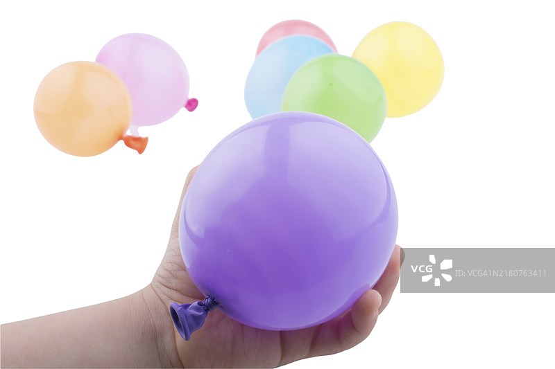手持白色背景上的气球，用于生日和聚会图片素材