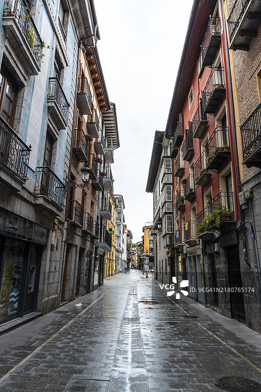 阿斯科伊蒂亚老城区乌罗拉河旁的街道，吉普斯夸，巴斯克地区图片素材