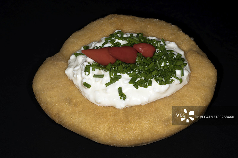 匈牙利酵母甜甜圈，配以农家奶酪、酸奶油、蒜、韭菜和迷你意大利香肠美食摄影图片素材