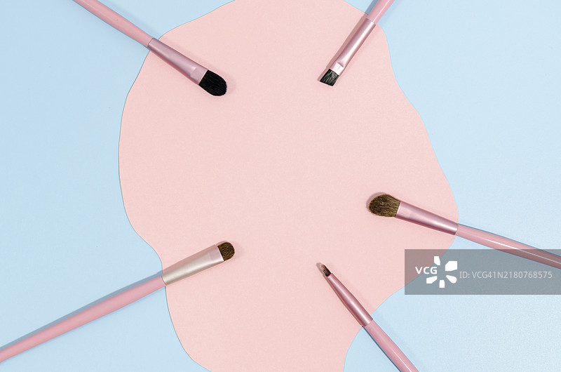 粉色化妆刷，粉蓝背景图片素材
