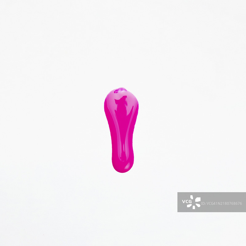 白色表面上的光泽粉色指甲油样品图片素材