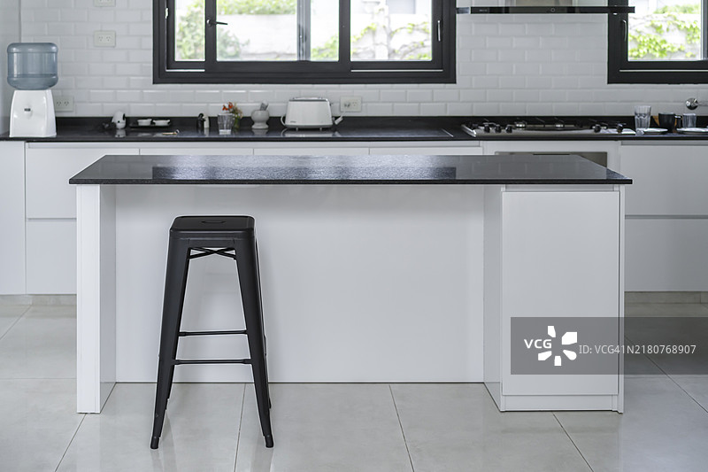 现代黑白厨房。带有外窗的简约风格厨房图片素材