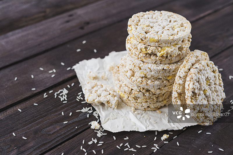 棕色木桌上的膨化米饼堆图片素材