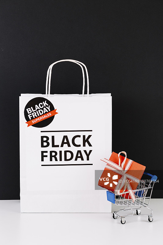 带有购物手推车和礼品字样的包装图片素材