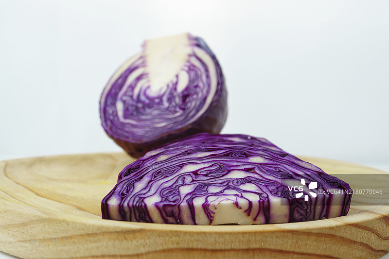 白色背景木板上的紫甘蓝切片图片素材