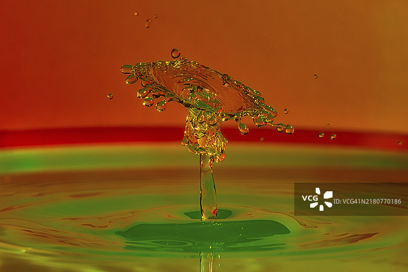 水滴摄影，带伞的喷泉，高速摄影，水滴，色彩的搭配图片素材