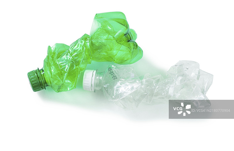 白色背景上的皱塑料瓶图片素材