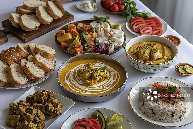 一桌色彩鲜艳、令人垂涎的美食摆放在桌子上图片素材