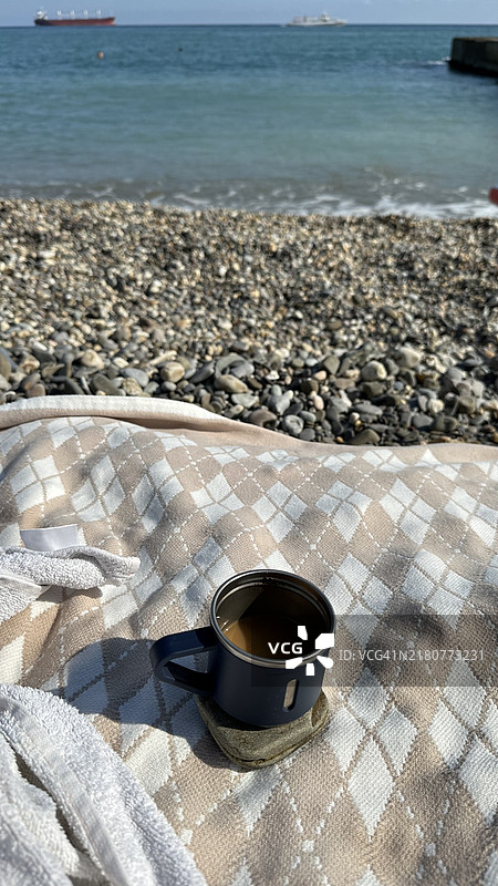 乌克兰海滩上咖啡杯的高角度视图图片素材