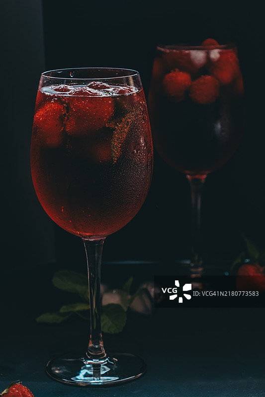 黑色背景下的桌子上的饮料图片素材