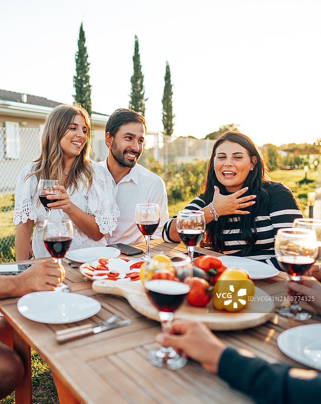 朋友们一起坐在桌旁图片素材