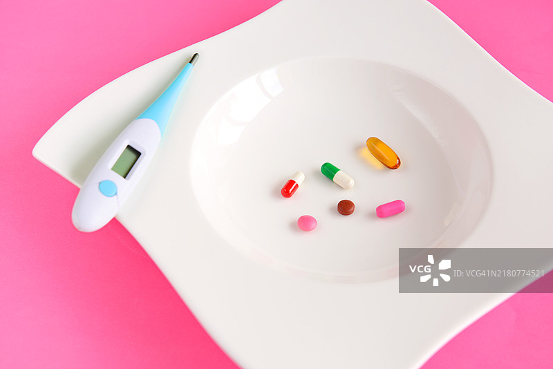 餐盘上的药丸和胶囊图片素材