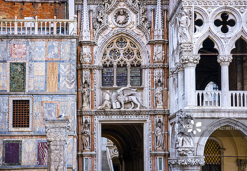 意大利威尼斯总督宫纸门特写：联合国教科文组织世界遗产，总督跪在圣马可狮子前，威尼斯哥特式风格的丰富大理石雕刻和装饰图片素材