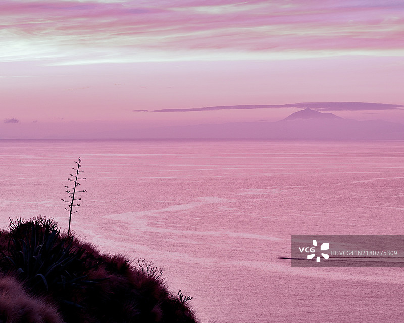 日落时分海面与天空的美丽景色图片素材