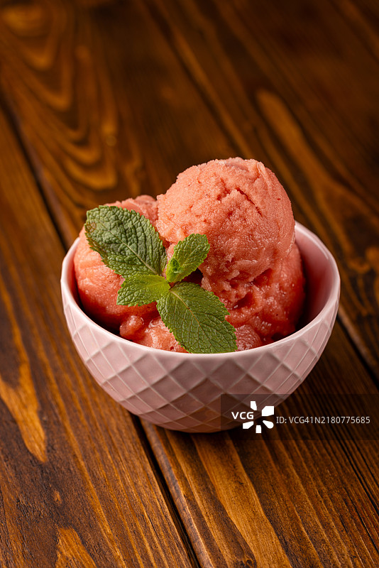 天然西瓜冰淇淋球图片素材