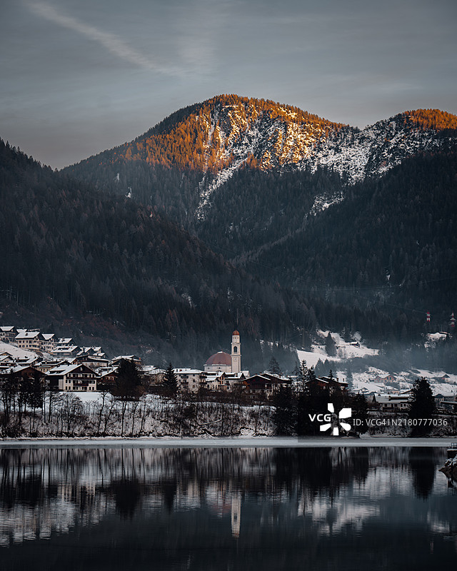 湖边建筑与天空的美丽景色图片素材