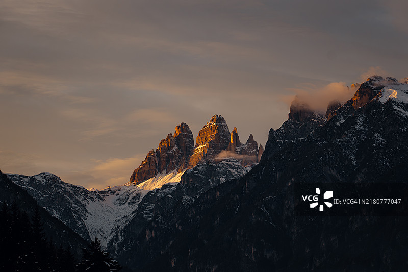 日落时分，雪山与天空的美丽景色图片素材
