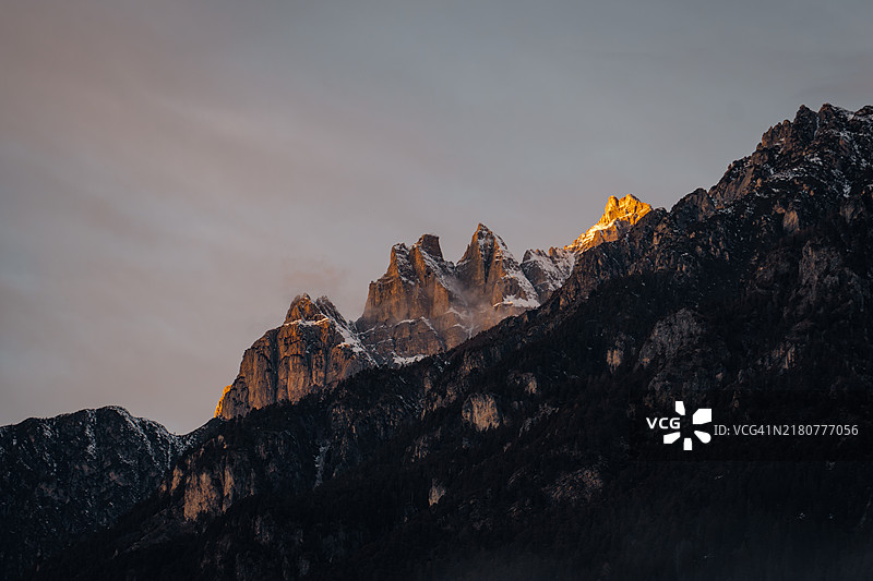 雪山与天空的美丽景色图片素材