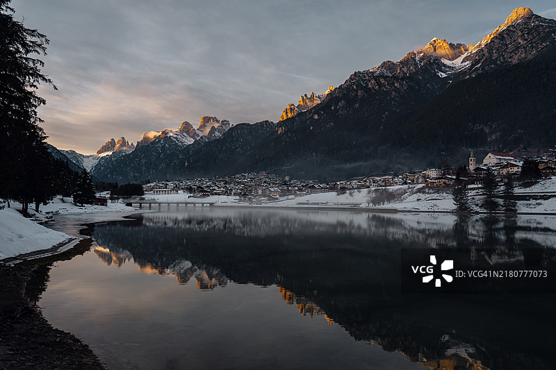 冬季湖泊与天空的美丽景色图片素材