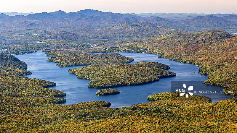 海边树木的高角度视图，背景是天空，美国图片素材