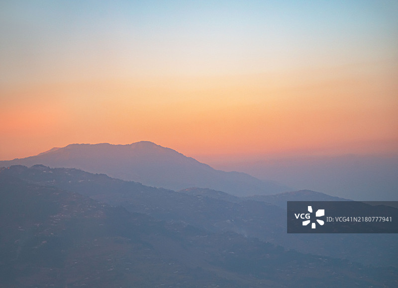 日落时分，天空映衬下的山脉美景图片素材