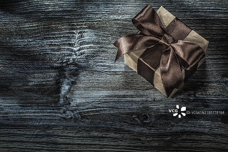 木板上的棕色礼品盒包装图片素材