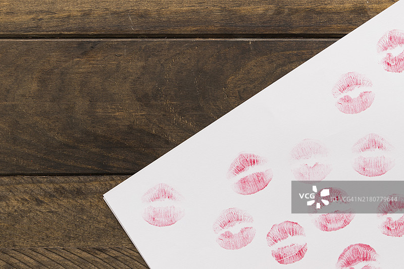 印有口红印的木板图片素材