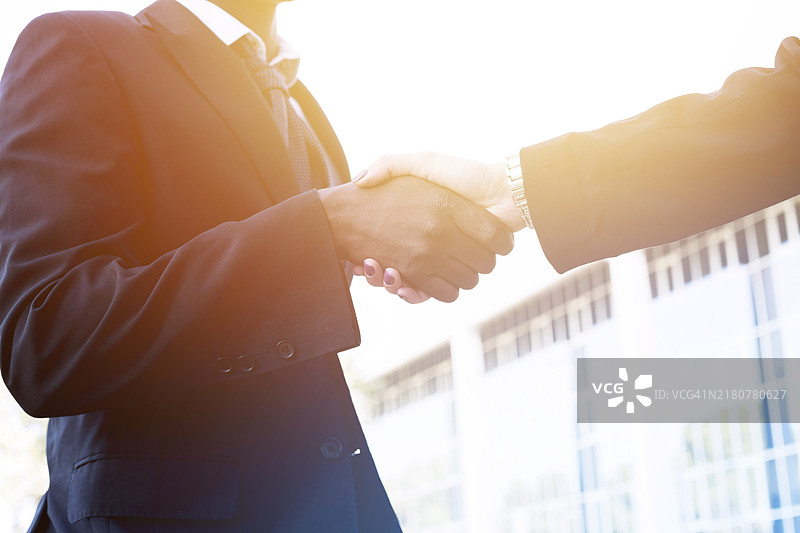 商务人士握手图片素材