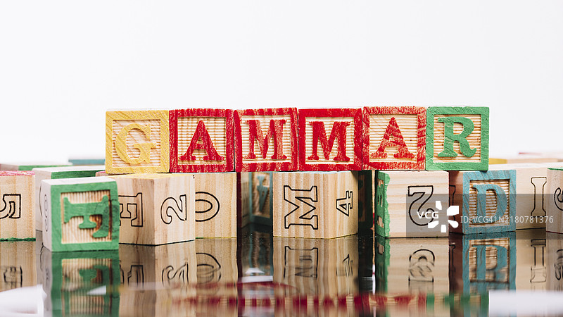 一套带字母的彩色方块图片素材