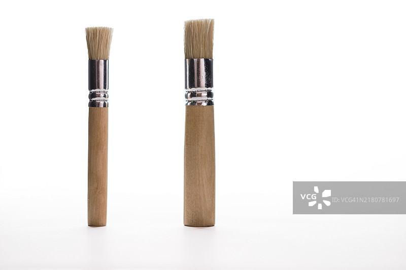 白色背景上两把画笔的特写图片素材