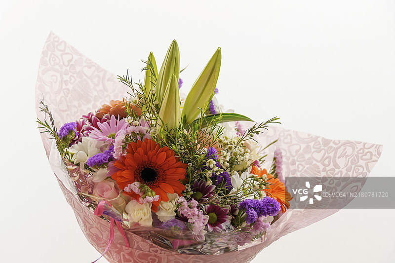 白色背景上孤立的彩色花束图片素材