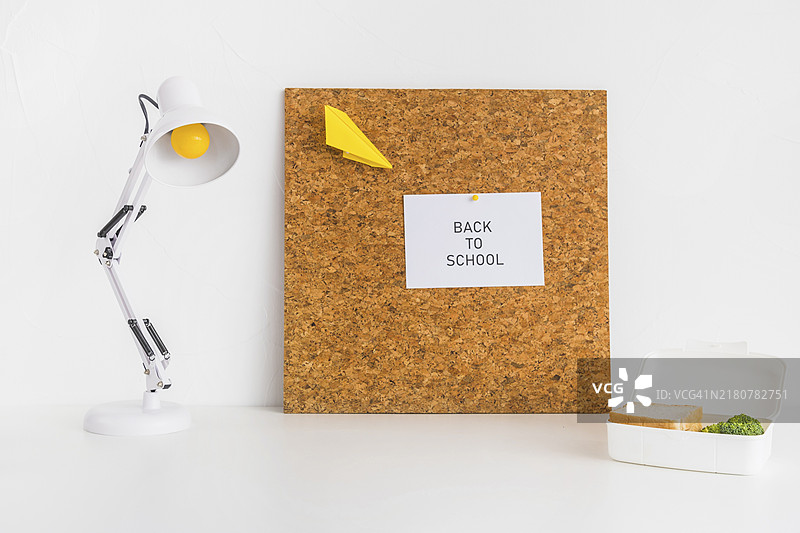 配备软木板的现代工作空间图片素材