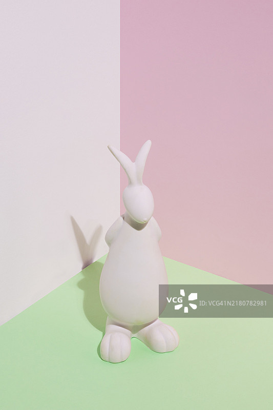 白色兔子雕像在绿色桌子上图片素材