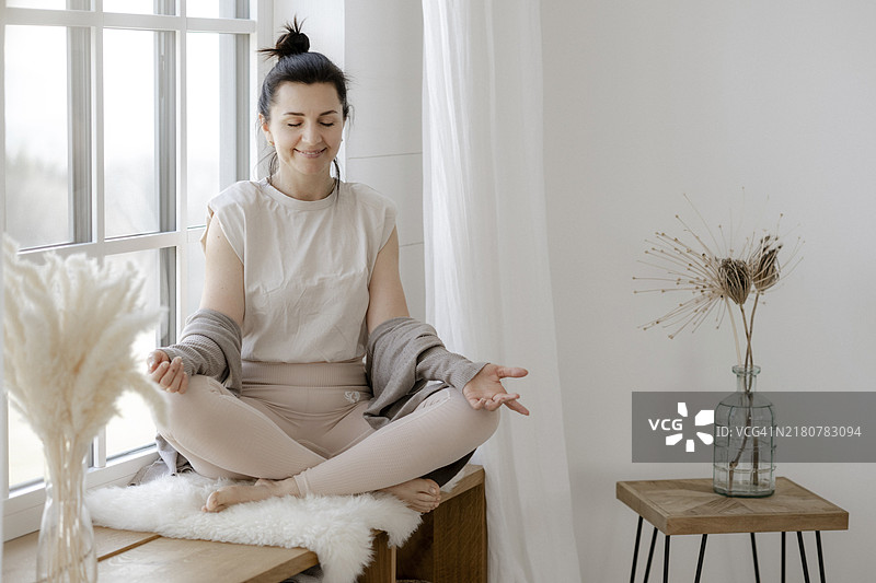 女人在窗边冥想图片素材
