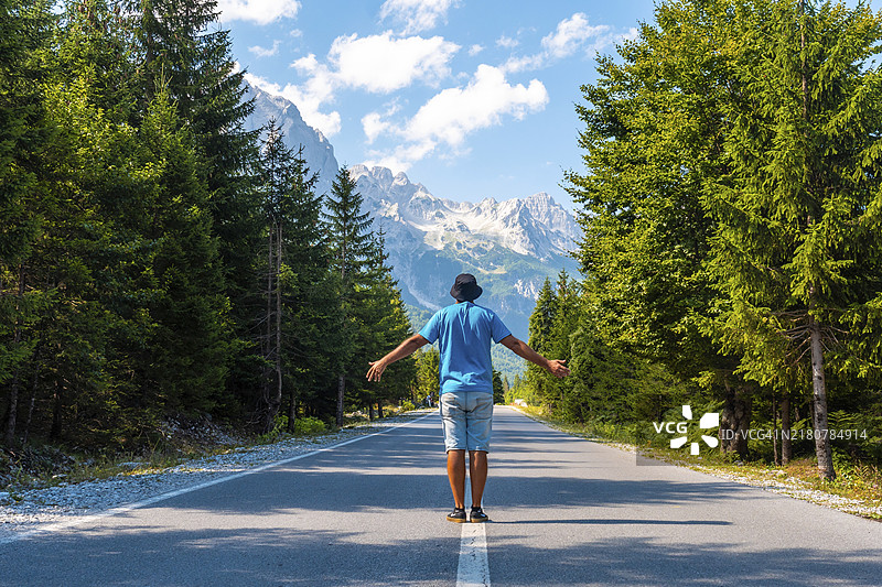 在瓦尔博纳山谷的道路上行走的夏季游客享受自由，阿尔巴尼亚阿尔卑斯山脉，瓦尔博纳阿尔巴尼亚图片素材