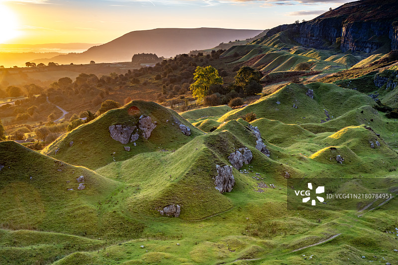 威尔士布雷肯比肯斯国家公园Llangattock断崖上的废弃采石场图片素材