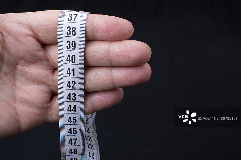 柔软的卷尺，带公制刻度的测量工具图片素材