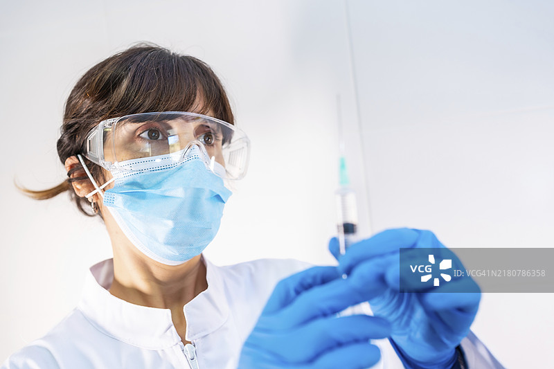 注射新冠疫苗的女医生。抗体，免疫人群图片素材
