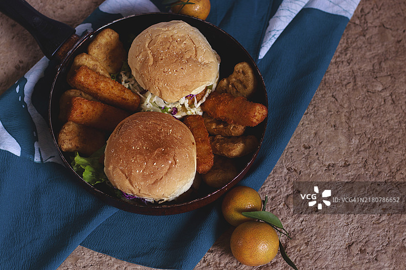 自制鸡肉汉堡、奶酪棒和炸香肠的俯视照片图片素材