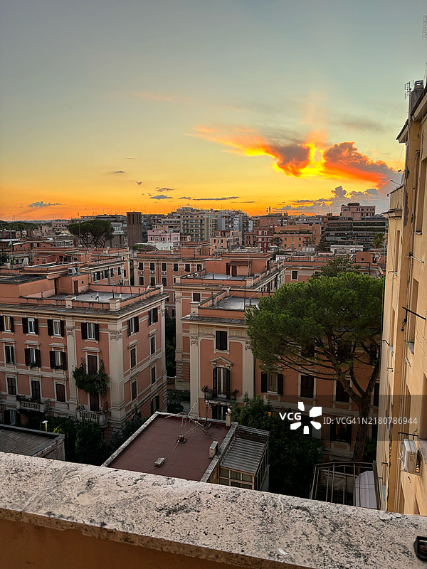 意大利日落时分的高角度城市景观与天空相映成趣图片素材