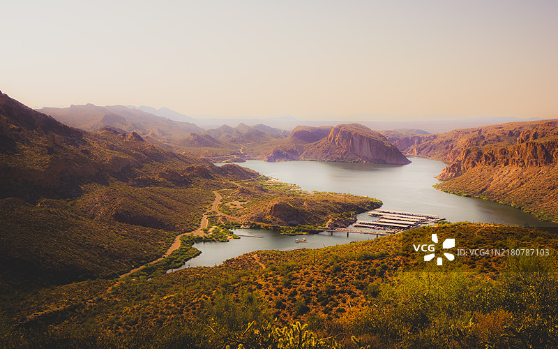 亚利桑那州峡谷湖的美丽景色与天空相映成趣，位于美国亚利桑那州。图片素材