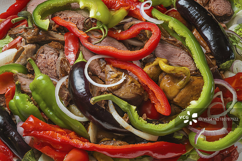 绿色和红色辣椒、肉类、茄子、洋葱和西红柿的阿拉德菜肴图片素材