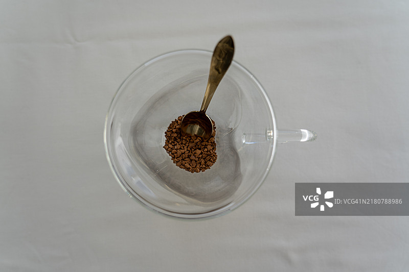 一勺速溶咖啡在玻璃杯中 咖啡时光 咖啡杯图片素材