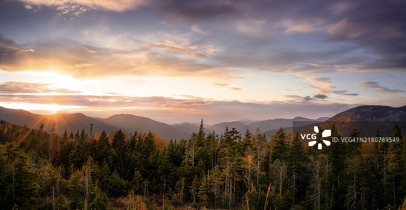 日落时分，康威，新罕布什尔州，美国，天空映衬下的山脉美景图片素材